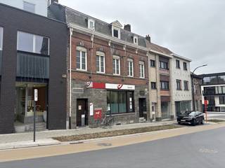 Ce bâtiment polyvalent est situé dans un endroit très visible à l'intersection des rues animées d'Avelgemstraat et d'Otegemstraat, juste en face...