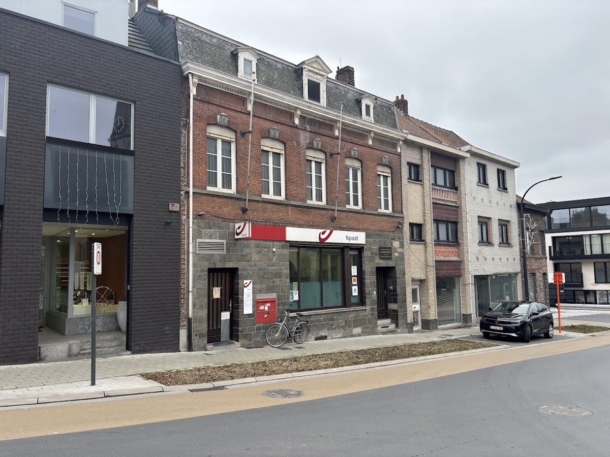 Propriété commerciale unique avec entrepôt et garages dans un emplacement privilégié - photo 2