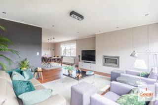 Deze perfect onderhouden bel-étagewoning met twee ruime slaapkamers is gelegen in een aangename, residentiële woonwijk in het mooie Drongen.Via de...
