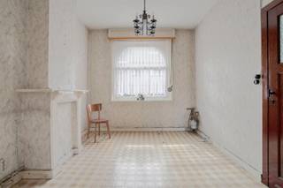 <p><span>Deze naar eigen smaak te renoveren woning is zeer centraal en gunstig gelegen, vlak bij het groengebied Gentbrugse Meersen.</span></p><p><span>In de dichte nabijheid van winkels, scholen, speelvoorziening voor kinderen,...</span></p><p><span>INDELING</span><span><br /><br />Gelijkvloers: inkomhal met berging onder de trap, leefruimte met zit -en eetplaats, keuken, wasplaats, badkamer<br />1ste verdieping: 3 slaapkamers, overloop<br />2de verdieping: zolder, te bereiken via vaste trap!<br />Tuin met terras</span></p><p><span>TROEVEN</span></p><p><span>Te renoveren naar eigen smaak en inrichting<br />Onmiddellijk vrij bij akte<br />Aangename tuin<br />Ruime zolder biedt heel wat uitbreidingsmogelijkheden<br />Dak is reeds gerenoveerd </span></p><p><span>INFO</span><span><br /><br />Verwarming op aardgas - geen CV<br />EPC: label 4, 422 kWh/m²<br />Stedenbouw: Vg - Wg - Gmo - Gvkr - Gvv<br />Watertoets: perceelscore C, gebouwscore A</span></p><p><span>De vermelde bewoonbare oppervlakte is de bruto oppervlakte zoals vermeld in het EPC-attest</span></p><p><span>Meer informatie? <br />Contacteer Emely: 0499/ 33 68 85 of emely@heritagevastgoed.be</span></p><p><span> </span></p>
