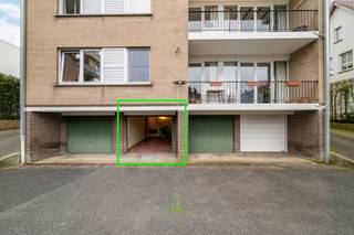 Dit ruime en lichtrijke appartement van ca. 137 m² is gelegen in de Burggraaf de Nieulantlaan in Sint-Andries, op een uiterst centrale ligging nabij Brugge. Openbaar vervoer, het station van Brugge, scholen, winkels en tal van andere voorzieningen bevinden zich op korte afstand, wat zorgt voor een vlotte bereikbaarheid.<br /><br />Het appartement maakt deel uit van een kleinschalige residentie met slechts drie entiteiten en bevindt zich op het gelijkvloers. Via de royale inkomhal kom je in de open leefruimte met een gezellige zit- en eetplaats. De grote raampartijen zorgen voor een aangename lichtinval en creëren een ruimtelijk gevoel. Vanuit de woonkamer heb je toegang tot het terras, dat eveneens bereikbaar is via de keuken. Aansluitend bevindt zich de keuken met praktische berging.<br /><br />Verder beschikt het appartement over drie volwaardige slaapkamers, een badkamer met wastafel en douche, en een apart gastentoilet.<br /><br />Bij de verkoop is bovendien een afzonderlijke garage en een aparte kelderberging inbegrepen.<br /><br />Daarnaast is er de mogelijkheid tot aankoop van een tweede garage in het gebouw voor 35.000 euro.<br /><br />Interesse?<br />Contacteer Beau via beau@waeyler.be<br />of 0470 54 16 27.