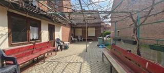 <p><span>Te renoveren woning met tuin op toplocatie Oude Baan 282</span></p><p><span>Bent u op zoek naar een woning die u volledig naar eigen smaak kunt renoveren? Dan is deze eigendom op de Oude Baan 282 beslist een kanshebber!</span></p><p><span>Bij het betreden van de woning komt u binnen in een inkomsas dat u meteen leidt naar de leefruimte. Hier kunt u genieten van de typische warmte en sfeer van een houthaard ideaal voor knusse avonden.</span></p><p><span>Aansluitend bevindt zich de keuken, die toegang biedt tot verschillende praktische ruimtes. Via een sas bereikt u enerzijds de badkamer, uitgerust met toilet, bad en lavabo met aansluitend de technische ruimte met stookolieketel en aansluiting voor de wasmachine. Verder geeft de keuken uit op de trappenhal, die extra bergruimte biedt en toegang geeft tot de eerste verdieping.</span></p><p><span>Op de eerste verdieping vindt u drie slaapkamers, die tal van mogelijkheden bieden voor een gezin of het inrichten van een bureau of hobbyruimte.</span></p><p><span>Buiten geniet u van een terras en tuin, bereikbaar via het sas naast de keuken. De tuin beschikt over een tuinhuis aansluitend aan de woning én een extra tuinhuis achteraan, voorzien van een smeerput ideaal voor hobbyisten of doe-het-zelvers.</span></p><p><span>Troeven van deze woning:</span></p><ul><li><span>Te renoveren naar eigen smaak en noden </span></li><li><span>3 slaapkamers </span></li><li><span>Ruime leefruimte met houthaard </span></li><li><span>Tuin met opslagruimte </span></li><li><span>Extra bergruimte aanwezig </span></li><li><span>De woning is via een servitudeweg bereikbaar </span></li></ul><p><span>De woning is momenteel perfect bewoonbaar, maar dient na aankoop aangepast te worden aan de hedendaagse normen en comforteisen.</span></p><p><span>Bent u niet bang om de handen uit de mouwen te steken en ziet u het potentieel van deze woning? Neem dan gerust contact op: 0484 35 70 67 of <span>Carolien@jemar.be</span></span></p><p><span> </span></p><p><span>“Dit pand kan onderhevig zijn aan de renovatieverplichting die door de Vlaamse overheid wordt opgelegd voor residentiële gebouwen. Consulteer voor meer informatie de website van het Vlaams Energie- en Klimaatagentschap via <span>https://www.energiesparen.be/renovatieverplichting-residenti%C3%ABle-gebouwen-2023</span></span><span>”</span></p><p><span> </span></p>