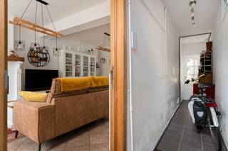 Achter deze karaktervolle gevel in het centrum van Kapellen schuilt een woning die heel wat te bieden heeft. <br />Een royale leefkeuken, een ruime woonkamer, een gezellige veranda en drie slaapkamers. Voeg daar nog een sauna en jacuzzi aan toe en je hebt een thuis waar gezelligheid en comfort mooi samenkomen.<br /><br />De ligging is alvast een grote troef. Je woont hier midden in Kapellen, met winkels, gezellige horecazaken, scholen en het station op korte afstand. Ook sportfaciliteiten en belangrijke verbindingswegen zijn vlot bereikbaar. Zin om even de natuur in te trekken? Het bosgebied De Uitlegger en verschillende mooie wandel- en fietsroutes liggen vlakbij.<br /><br />Binnen verrast de woning met haar aangename ruimtes en warme, huiselijke sfeer. De grote woonkamer biedt alle plaats om gezellig samen te zijn, terwijl de royale leefkeuken uitnodigt om uitgebreid te koken, te tafelen en nog wat langer te blijven zitten. De veranda vormt een fijne extra leefruimte waar je in alle rust kan genieten.<br /><br />Met drie slaapkamers is er bovendien voldoende ruimte voor het hele gezin, een logeerkamer of een plek om thuis te werken.<br /><br />En ook aan ontspanning is gedacht. Met een eigen sauna, jacuzzi en airconditioning geniet je hier van dat tikkeltje extra comfort, gewoon bij je thuis.<br /><br />De huidige eigenaars investeerden niet alleen in wooncomfort, maar ook in de kwaliteit en energiezuinigheid van de woning. Zo werden onder meer de daken aangepakt, bijkomende isolatie voorzien en zonnepanelen geplaatst. Het resultaat is een verzorgde, instapklare woning waar je zonder grote werken je intrek kan nemen.<br /><br />Benieuwd wat er allemaal achter deze gevel schuilt? We laten het je graag ontdekken tijdens een bezoek.<br /><br />BESCHIKBAAR VOORJAAR 2027 - KOOP NOG AAN 2%