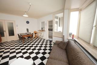 Op zoek naar een tweede verblijf aan zee of een comfortabele woonst op wandelafstand van het strand? Dit <strong>lichtrijk appartement met 2 slaapkamers</strong> biedt alles wat je nodig hebt voor een zorgeloos verblijf aan de kust.<br />De ligging is een absolute troef: op slechts enkele stappen van de <strong>Zeedijk</strong>, winkels, openbaar vervoer en restaurants. Ideaal als <strong>vaste woonst</strong>, <strong>tweede verblijf</strong> of <strong>investering aan zee</strong>!<br />Het appartement bestaat uit:
<ul>
<li><span>Een <strong>ruime inkomhal</strong> met <strong>apart toilet</strong></span></li>
<li><span>Een <strong>gezellige woonkamer</strong> met <strong>eetplaats</strong>, waar natuurlijk licht overvloedig binnenvalt. De lichte woonkamer met eetplaats vormt het hart van het appartement en biedt voldoende ruimte voor gezellige momenten met familie of vrienden.</span></li>
<li><span>De <strong>halfopen keuken </strong>is praktisch ingericht en<strong> volledig uitgerust met elektrische toestellen, </strong>waardoor koken een waar plezier wordt.</span></li>
<li><span>Een <strong>balkon met zijdelings zeezicht</strong> — perfect om te genieten van de frisse zeelucht</span></li>
<li><span><strong>Twee ruime slaapkamers </strong>(18,73 m² en 12,48 m²), ideaal voor gezin of gasten</span></li>
<li><span>Een <strong>badkamer</strong> voorzien van <strong>ligbad en handdouche</strong></span></li>
</ul>
Extra troeven:
<ul>
<li><span><strong>Fietsenberging</strong> aanwezig in het gebouw</span></li>
<li><span><strong>Kelder</strong> inbegrepen</span></li>
<li><span><strong>Verwarming op aardgas</strong></span></li>
<li><span><strong>Elektriciteit conform het AREI</strong></span></li>
</ul>
Dit appartement combineert <strong>comfort, ruimte en ligging</strong> — een unieke kans voor wie op zoek is naar een instapklaar pand aan de Belgische kust.<br />📞 <strong>Wenst u dit ruime appartement aan zee snel te bezichtigen?</strong><br />Neem contact op met <strong>Nicolas</strong> via <strong>0495/50.69.20</strong> of stuur een e-mail naar <strong>nicolas@jolieinvest.be</strong>.<br />