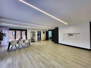  EXCLUSIEF GERENOVEERD APPARTEMENT VAN 195 M² IN HET CENTRUM VAN GENK MET TERRASWinterslagstraat 36 3600 GenkDit uitzonderlijk ruim en hoogwaardig...