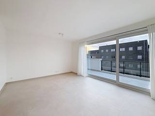 LiggingDit nieuwbouwappartement is gelegen in een moderne residentie in Oostakker, op een rustige locatie met zicht op groen. Tegelijk geniet u van...