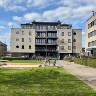 Wij vragen u vriendelijk NIET te bellen, maar u uitsluitend aan te melden via deze portaalsite of via e-mail met vermelding van referentie Zilverschoon 7/11. Wij ontvangen steeds zeer veel kandidaturen en kunnen de aanvragen anders niet met de nodige zorg behandelen.

Dit verzorgd appartement is gelegen op de tweede verdieping van de rustige en aangename residentie Zilverschoon, aan de Dr. Paul Janssenlaan 7 bus 11. De residentie bevindt zich op een mooie, groene site met parktuin en is gunstig gelegen nabij het centrum en diverse voorzieningen. In het gebouw is een lift aanwezig.

Het appartement beschikt over een inkomhal, een lichtrijke leefruimte, een keuken met keukeneiland en aansluitende keukenberging, twee volwaardige slaapkamers, een badkamer en een apart toilet. Aansluitend aan de leefruimte bevindt zich een aangenaam terras.

Een ondergrondse autostaanplaats is inbegrepen in de huurprijs. De vaste maandelijkse kosten bedragen 50 EUR.
