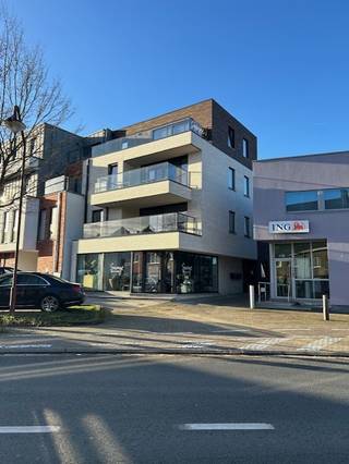 Dit gelijkvloers appartement is ideaal gelegen in het centrum van Haaltert!  Het appartement bestaat uit inkom, berging, ruime lichtrijke living met open keuken. Via het grote schuifraam hebt u toegang tot het tuintje/ terras met een extra doorgang naar de garage. Tevens is er nog een badkamer met inloopdouche, apart toilet en 2 ruime slaapkamers. De garage is inclusief in de huurprijs! . Dit appartement is achteraan gelegen, wat ideaal is voor de nodige privacy ! Voor een bezoek contacteer ons via gsm: 0491/14.25.66<br />Vrij vanaf 1/12/2025  en geen extra kosten !!  (zonnepanelen aanwezig)