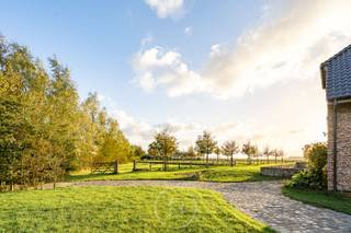 Gelegen op een groen domein van 1,5 hectare ligt dit schitterend landhuis met een bewoonbare oppervlakte van maar liefst 605 m². De ligging biedt...