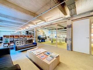 Brussel: Kantoor - Gloednieuwe coworkingruimte gelegen in een dynamische co-living omgeving met andere bedrijven.<br /><br />Het kantoor van ±250m² is  volledig uitgerust en inclusief internet (glasvezel), koffie en water, een wekelijkse schoonmaakdienst, 2 private vergaderruimtes en een persoonlijke locker.<br /><br />Er zijn 10 individuele werkplekken beschikbaar op het gelijkvloers (±125m²) met een private en individuele ingang.<br /><br />De site biedt een fijne community-sfeer met onder meer een volledig uitgeruste gemeenschappelijke keuken (48m²), een gemeenschappelijke tuin, een koffiehoek, een wintertuin (59m²), een fietsenstalling, een lift toegankelijk voor personen met beperkte mobiliteit, toiletten en een douche.<br /><br />Prijs: Een huurprijs van € 2000/maand + € 300 voor alle kosten inbegrepen (Energie, gemeenschappelijke delen, lift en internet)<br /><br />Interesse? Dien uw aanvraag in via www.dewaele.com