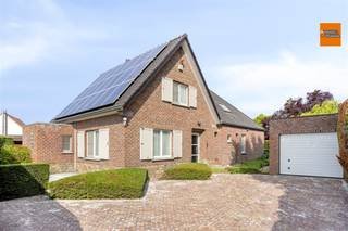 Gerenoveerde villa in het groen van Neerijse (Huldenberg).Gelegen in de rustige Dorpsstraat biedt deze vrijstaande villa een unieke woonervaring. Op...