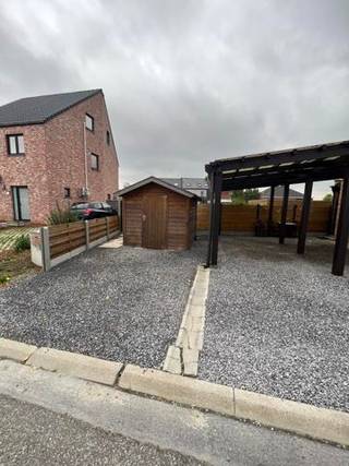 Leuk appartement op de 1ste verdieping. De ruime inkomhal met berging geeft rechtstreeks toegang tot het appartement op de 1ste verdieping. Naast de lichtrijke living grenst de ruime en volledig ingerichte keuken. Er is 1 slaapkamer, een aparte wc en een ingerichte badkamer met bad/douche en kleine berging voor de wasmachine. Er is een overdekte autostaanplaats voor 1 wagen en een tuinhuis ter beschikking. Voorschot water € 30/maand (1 persoon). Het appartement is beschikbaar vanaf 01/11/2026! Bezoeken? Contacteer 0486 43 49 08 Daphne van Sherwin Immo + !