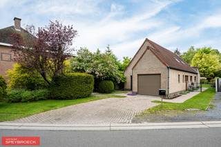 <strong>TE KOOP – Rustig gelegen woning met prachtig verzicht in Gavere – Semmerzake</strong><br /><br />In de landelijke Gavere deelgemeente Semmerzake bevindt zich deze zeer goed gelegen woning op een perceel van maar liefst 1.423 m².<br />De woning geniet van een mooie aangelegde tuin met een uniek uitzicht op agrarisch gebied en ligt tegelijk vlak bij winkels, openbaar vervoer en scholen.<br /><br /><strong>Belangrijkste troeven</strong><br />Bewoonbare oppervlakte: <strong>187 m²</strong><br />Perceeloppervlakte: <strong>1.423 m²</strong><br />Rustige ligging met open zicht<br />Nabij winkels, scholen en openbaar vervoer<br />Mogelijkheid tot 4 slaapkamers<br /><br /><strong>Indeling gelijkvloers</strong><br />Inkomhal<br />Apart toilet<br />Slaapkamer<br />Ruime leefruimte met aansluiting naar de keuken<br />Praktische berging<br />Garage geïntegreerd in de woning<br /><br /><strong>Verdieping</strong><br />2 volwaardige slaapkamers<br />Badkamer met dubbele lavabo, ligbad en toilet<br />Mogelijkheid tot het creëren van een 4de slaapkamer<br /><br /><strong>Tuin</strong><br />Geniet van een prachtig aangelegde tuin met open zicht op het omliggende groen en agrarische landschap — ideaal voor wie houdt van rust en ruimte.<br /><br /><strong>EPC</strong><br />EPC: 569 kWh/(m² jaar)<br />EPC-label: F<br /><br /><strong>Interesse?</strong><br /><br />Voor meer informatie of een bezoek:<br /><br />📞 0473/300 700 - Stefaan<br />📧 Stefaan@speybroeck.be<br />🌐 Speybroeck Vastgoed