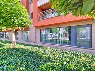 Cette propriété commerciale lumineuse et prête à emménager à louer est située dans un emplacement privilégié, près de la sortie E17 (UZ Gent), avec de nombreux passages et une excellente visibilité. Grâce à son emplacement stratégique, l'espace commercial est facilement accessible, aussi bien en voiture qu'en transports en commun. Outre les atouts commerciaux de l'emplacement, l'immeuble commercial dispose de deux places de parking souterraines fixes, avec la possibilité de louer une troisième place. En outre, il y a également de nombreuses places de stationnement dans la rue.L'espace est multifonctionnel et peut être utilisé comme bureau ou entreprise.Surface : Espace de travail (rez-de-chaussée) : 94 m²Spécifications : - Coin cuisine- Sanitaire- Chaudière murale à gaz à condensation- Sol carrelé- Plafond du système- Système d'alarme- Système de ventilation- Pompe à chaleur avec système de refroidissement- 2 places de parking souterraines- Possibilité de promotion dans la rue (vitrine)Disponibilité : Disponible immédiatement.Êtes-vous intéressé par cette propriété commerciale à louer à Gand ? N'hésitez pas à nous contacter au 09 245 35 35 ou à business.gent@dewaele.com.