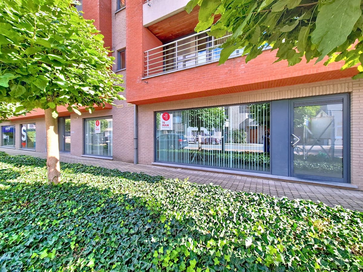 Local commercial prêt à emménager (94 m²) avec parking à louer à Gand - photo 2