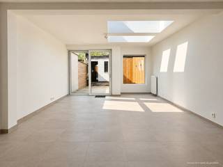Leuke woning met aangename leefruimtes &amp; 4 slaapkamers nabij het centrum van Roeselare &amp; het Geitepark. Leuke stadstuin met uitweg! Indeling: Inkomhal met gastentoilet. Vooraan situeert zich de keuken die door de koper nog zelf kan gekozen worden. Berging met technieken &amp; wasplaats. Verdiep 1 heeft vier kamers en een badkamer. Lichtrijke woonkamer met moderne toets en zicht naar het ruime terras met bestaand bijgebouw, ideaal als tuinberging. Achterliggend gazon met uitweg, en eventuele mogelijkheid voor een (zij) garage bij te kopen. <br />Interesse voor een bezoekje: maggie@vastgoednorman.be of 0479402404.