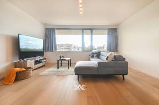 Dit appartement van 89 m² heeft een lichtrijke, doorzon leefruimte met grote raampartijen aan beide zijden en een oninneembaar uitzicht over de...
