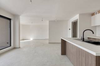 Knap nieuwbouwappartement te huur in het centrum van Denderleeuw nabij winkels en alle mogelijke faciliteiten. Treinstation op fietsafstand..<br />Het appartement werd net opgeleverd en zoekt nu een eerste bewoner.<br />Indeling: open leefruimte met keuken, terras, berging, nachthall, badkamer en 2 slaapkamers.<br />Parkeerplaats (overdekt), fietsenberging en gemeenschappelijke tuin.<br />Energiezuinig appartement met vloerverwarming (warmtepomp) en ventilatiesysteem.<br /><br />Huurprijs 950 € + 50 € lasten per maand.<br />Bezoeken? Mail naar info@localsvastgoed.be