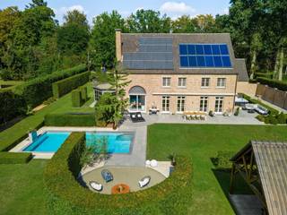 <p><span> </span></p><p><span>Cette villa majestueuse bénéficie d'un emplacement exceptionnel sur un terrain d'environ 5 000 m², jouxtant directement le golfe de Rinkven. </span></p><p><span>La propriété comprend une maison de campagne très spacieuse aux finitions luxueuses, une dépendance multifonctionnelle dotée d’un logement indépendant, une piscine à débordement chauffée et des installations équestres. La villa a été construite en 1999 et entièrement rénovée en 2020. Lors de cette rénovation, une attention particulière a été portée au confort de vie contemporain ; des matériaux haut de gamme ont été utilisés, avec des finitions particulièrement soignées. La combinaison d’un cadre verdoyant, à proximité immédiate du parcours de golf, et d’installations complètes pour l’élevage d’animaux fait de cette propriété un bien exceptionnel situé dans un cadre unique.</span></p><p><span> </span></p><p><span>Agencement</span><span>: vous entrez dans la villa par le vaste hall d’entrée doté d’un vestiaire, de toilettes pour invités et d’un escalier menant à l’étage. Depuis le hall d’entrée, vous accédez également à un bureau indépendant, idéal pour travailler au calme à domicile. Les vastes espaces de vie se composent d’une grande salle à manger, d’un salon convivial doté d’une cheminée à gaz à double face et d’un salon séparé. De grandes baies vitrées laissent entrer beaucoup de lumière naturelle et offrent une belle ouverture sur le jardin et la verdure environnante. Au cœur de l’espace de vie se trouve la luxueuse cuisine sur mesure. Celle-ci est équipée d’une gamme complète d’appareils encastrés haut de gamme, d’un îlot de cuisine spacieux et de plaques de cuisson intégrées de manière quasi invisible. À proximité se trouvent une buanderie pratique et un débarras frais. Depuis la maison, vous avez accès au double garage intégré. L’étage au-dessus du garage a été aménagé en un vaste espace de détente polyvalent et sert actuellement de salle de jeux et de fitness.</span></p><p><span> </span></p><p><span>Étage</span><span>: À l'étage, vous accédez au couloir central donnant accès à trois chambres spacieuses, dont l'une est actuellement aménagée en dressing. Ces chambres disposent d'une salle de bains séparée avec douche à l'italienne et meuble-lavabo sur mesure. La spacieuse suite</span><span>parentale</span><span> </span><span>comprend une grande chambre, un dressing privatif et une salle de bains luxueusement aménagée avec baignoire et grande douche à l'italienne.</span></p><p><span> </span></p><p><span>Grenier</span><span>: Un escalier fixe donne accès au vaste grenier. Celui-ci abrite actuellement les installations techniques et un débarras. La surface disponible offre en outre la possibilité d’aménager des chambres et salles de bains supplémentaires ou d’autres espaces polyvalents.</span></p><p><span> </span></p><p><span>Annexe multifonctionnelle</span><span>: Outre la maison principale, la propriété dispose d'une annexe à part entière, actuellement aménagée en salon de beauté et équipée d'installations d'habitation indépendantes. Le rez-de-chaussée comprend un hall d’entrée, un débarras ou un garage, une salle de bains avec douche à l’italienne, des toilettes et un meuble-lavabo, ainsi qu’un espace de vie avec une cuisine entièrement équipée comprenant un lave-vaisselle, un four et un four à micro-ondes «  ». Le débarras peut également servir de chambre au rez-de-chaussée si vous le souhaitez. À l’étage se trouvent deux chambres spacieuses et un débarras supplémentaire. Grâce à son agencement et à ses équipements indépendants, ce bâtiment se prête parfaitement à une utilisation en tant que maison d’hôtes, cabinet professionnel, bureau ou logement pour le personnel résidant sur place.</span></p><p><span> </span></p><p><span>Jardin et espaces extérieurs</span><span>: La villa est entourée d’un vaste jardin aménagé offrant beaucoup de calme et d’intimité. Depuis les pièces à vivre, vous profitez d’une vue magnifique sur le domaine privé et le parcours de golf de Rinkven adjacent. La piscine à débordement chauffée constitue un véritable point de mire dans le jardin. Conçue comme une piscine à débordement, elle dispose également d’une douche extérieure. De spacieuses terrasses ont été aménagées tout autour de la piscine.</span></p><p><span> </span></p><p><span>Équipements équestres</span><span>: pour les amateurs de chevaux, la propriété dispose de ses propres écuries, d'un pré et d'un paddock. Les environs offrent par ailleurs de magnifiques possibilités de randonnées à pied et à cheval. </span></p><p><span> </span></p><p><span>Particularités</span><span>: La villa est notamment équipée d’un chauffage au sol, de la climatisation, d’un système domotique, ainsi que d’un système d’alarme complet et d’une vidéosurveillance. Des panneaux solaires et des capteurs solaires contribuent au caractère économe en énergie de la propriété. La propriété bénéficie d’un label EPC B, très favorable. La combinaison d’une villa luxueusement rénovée, d’une annexe multifonctionnelle, d’installations équestres et d’une piscine chauffée sur un terrain d’environ 5 000 m² en fait un domaine particulièrement complet, situé dans un cadre magnifique à proximité du golf de Rinkven.</span></p><p><span> </span></p><p><span>Pour plus d’informations, veuillez contacter notre agence.</span></p>