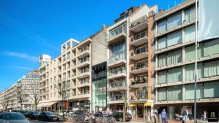 <p>Aangenaam en modern duplexappartement, gelegen op een leuke locatie op wandelafstand van het strand.</p>
<p>De lichtrijke leefruimte met haard vormt het hart van het appartement en sluit mooi aan op de open, verzorgde keuken. Aansluitend bevindt zich een praktische berging. Zowel vooraan als achteraan geniet u van een terras, met vooraan een ruim zonneterras.</p>
<p>Op de verdieping bevinden zich twee volwaardige slaapkamers, elk met een eigen badkamer, evenals een apart toilet. Daarnaast is er een derde ruimte die momenteel is ingericht als bureau, maar perfect kan dienen als extra slaapkamer met plaats voor een éénpersoonsbed.</p>
<p>Verder beschikt het appartement over een privatieve berging, ruim genoeg voor het stallen van twee fietsen, en is er vuilnisophaling voorzien in de residentie. Een aangename duplex met een praktische indeling op een gegeerde ligging.</p>