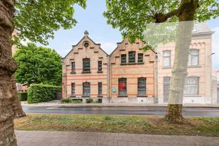 Op de Leopold II-laan 35 in Brugge staat een uitzonderlijk industrieel pand te wachten op een nieuwe eigenaar met visie. Ruwe authenticiteit ontmoet hier hedendaags comfort. En dankzij de ligging tussen het bruisende historische centrum en de vlot bereikbare buitenring, bent u altijd op de juiste plek voor klanten én medewerkers.<br /><br />Geen syndicus, geen beperkingen: u bepaalt zelf hoe u dit gebouw invult.<br /><br />Wat maakt dit pand bijzonder?<br />👉 Authentiek industrieel karakter, zichtbaar in elk detail<br />👉 420 m² benutbare oppervlakte op een perceel van 333 m²<br />👉 EPC-label C<br />👉 Parkeermogelijkheid inbegrepen<br />👉 Optioneel: ondergrondse staanplaats aan €20.000<br /><br />Eén pand, oneindig veel mogelijkheden.<br />Wat dit pand bijkomend onderscheidt, is de reeds verkregen omgevingsvergunning voor:<br /><br />* een stijlvolle loft-woning<br />* een autonoom appartement met tweepersoonsslaapkamer<br /><br />Denk aan wonen en werken onder één dak, een eigen thuis met unieke uitstraling, of een investering die vanaf dag één rendement oplevert. De bijgevoegde visualisaties tonen u nu al hoe dit pand tot leven kan komen.<br /><br />Volgens onze opvraging bij het Maatregelenregister zijn er geen maatregelen gekend op dit kadastraal perceel.<br /><br />Laat u overtuigen.<br />Ontdek zelf het potentieel van dit unieke pand. <br />Contacteer Katrien vrijblijvend voor een bezoek: 📞 0477 46 53 11 — 📩 katrien@waeyler.be