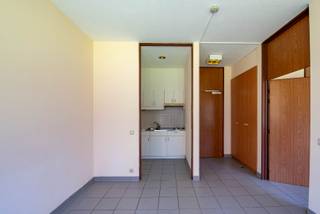 Ontdek het perfecte evenwicht tussen groen en stadsleven. In de zorgcampus Hof Sint Jozef biedt Walls Vastgoedmakelaars enkele assistentiewoningen te huur aan. Hier geniet u van de ideale balans tussen zorg en zelfstandigheid, in een aangepaste en beschermde omgeving voor actieve senioren die zelfstandig willen blijven wonen.<br /><br />De residentie is gelegen in een echte groene oase en beschikt over een mooie, gemeenschappelijke tuin waar u in alle rust kan genieten van de buitenlucht en het groen.<br /><br />Als bewoner kan u rekenen op tal van faciliteiten en diensten op de campus, zoals een wassalon, kinesitherapie, pedicure en kapper. Daarnaast is er een animatieteam aanwezig dat zorgt voor een gevarieerd aanbod aan individuele en groepsactiviteiten, zodat u steeds actief en sociaal betrokken blijft.<br /><br />De bezoekuren zijn volledig vrij, waardoor familie en vrienden u kunnen bezoeken wanneer het hen past. In de namiddag kan u gezellig terecht in de cafetaria. Bovendien zijn er in het woonzorgcentrum steeds verpleegkundigen en verzorgenden aanwezig voor extra ondersteuning en gemoedsrust.<br /><br />Ook praktisch comfort is verzekerd: water, gas en elektriciteit zijn inbegrepen in de prijs en er is voldoende gratis parkeergelegenheid voor bezoekers.<br /><br />Klinkt dit als muziek in de oren? Maak snel een afspraak en ontdek uw toekomstige thuis!