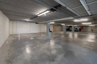 In Neerpelt onder het gebouw van de Gamma aan de Koning Albertlaan nr 55 zijn in de ondergrondse parking nog enkele autostaanplaatsen...
