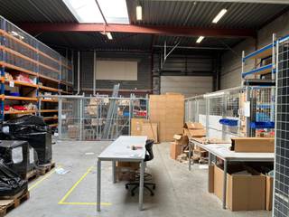 Magazijn met kantoor en parking. Het geheel is centraal gelegen nabij de A12 en de E19.Magazijn Unit G :- magazijn : 428,86m²- kantoren : 290,75m²-...