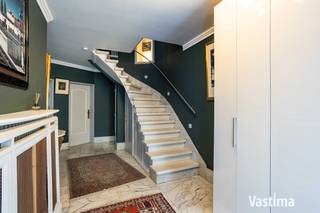 Bent u op zoek naar een instapklare gezinswoning waar ruimte, comfort en een uitstekende ligging perfect samenkomen? Dan zal deze charmante dokterswoning u vanaf het eerste moment weten te overtuigen.<br /><br />Deze solide woning werd door de jaren heen met de grootste zorg onderhouden en smaakvol geüpdatet, waarbij het authentieke karakter behouden bleef en hedendaags wooncomfort centraal staat. Zodra u de woning betreedt, voelt u meteen de warme en uitnodigende sfeer die deze eigendom zo bijzonder maakt.<br /><br />Gebouwd in 1969 – onderging upgrade met respect voor authentieke elementen - Parketvloeren / Marmerenschouwmantels / Soliede bouw / EPC B – 179 kWh / Dubbel Glas / CV Aardgas (2025) / Elektriciteit conform (inclusief 6 zonnepanelen en thuisbatterij) / Asbestveilig … Steeds piekfijn onderhouden!<br /><br />Op het gelijkvloers bevindt zich een ruime bureauruimte die zich perfect leent als praktijk, kantoor of home office. Daarnaast beschikt deze verdieping over een inpandige garage met sectionele poort, 2 bergingruimtes en een afzonderlijk toilet. Door de aanwezigheid van de garage, heb je steeds een parking vrij op het openbaar domein vlak voor de deur, een absolute meerwaarde in de stad!<br /><br />De eerste verdieping vormt het kloppende hart van de woning. De lichtrijke leefruimte, met zicht op het plein, en open keuken van maar liefst ca 60 m² nodigen uit om samen te genieten met familie en vrienden, terwijl de volledig uitgeruste keuken alle comfort biedt voor wie graag kookt. Vanuit deze verdieping bereikt u bovendien het recent vernieuwde terras, een aangename plek waar u in alle rust kunt genieten van een ontbijt, een goed boek of lange zomeravonden. Ook hier is een apart toilet voorzien.<br /><br />Op de tweede verdieping bevinden zich 2 - 3 volwaardige slaapkamers en een praktisch ingerichte badkamer met zowel een inloopdouche als een ligbad. Eén van de slaapkamers doet vandaag dienst als wasruimte. De bovenste verdieping biedt nog eens 2 extra slaapkamers. Deze indeling maakt de woning ideaal voor grote gezinnen, samengestelde gezinnen of wie wonen en werken moeiteloos wil combineren.<br /><br />Bent u op zoek naar een ruime woning die perfect aansluit bij de noden van een gezin, thuiswerker of vrij beroep, zonder in te boeten aan comfort, energiezuinigheid en bereikbaarheid? Dan is deze instapklare dokterswoning een unieke opportuniteit die u beslist zelf moet ervaren.