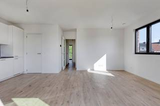 <p><span>Te huur: modern nieuwbouw appartement in Duffel, gelegen aan de Stationsstraat op de stadsrand en op wandelafstand van het treinstation.</span></p><p><br /></p><p><br /></p><p><br /></p><p><span>Dit lichtrijke appartement combineert wooncomfort met een praktische ligging. Dankzij de grote ramen geniet u van veel natuurlijke lichtinval. De nieuwbouwafwerking zorgt voor een frisse uitstraling en energiezuinige voorzieningen. Bovendien beschikt het appartement over een eigen parkeerplaats, wat een grote troef is in deze buurt.</span></p><p><br /></p><p><span><span></span>Interesse?</span></p><p><span>Druk op de knop &quot;Neem contact op&quot; daarna ontvangt u een mail. Gelieve de stappen in deze mail te volgen om u kandidaat te stellen.</span></p><p><br /></p><p><span>JOUW DROOMAPPARTEMENT. ZO GEVONDEN!</span></p>