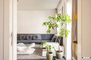 <p>Bent u op zoek naar een recente (2013), instapklare woning op een toplocatie? Dan is deze energiezuinige gezinswoning, gelegen in het hart van Loenhout, zeker een bezoek waard. <br />Via de inkomhal met praktische ingemaakte kasten en een apart gastentoilet komt u in de lichtrijke leefruimte op onderhoudsvriendelijke tegelvloer. Aansluitend bevindt zich de volledig ingerichte keuken, die alle nodige comfort biedt. Verder is er op het gelijkvloers een handige wasruimte met de technische voorzieningen. Op de eerste verdieping vindt u drie volwaardige slaapkamers, een badkamer uitgerust met een ligbad, douche en dubbele lavabo, evenals een tweede apart toilet. Via een toegangsluik bereikt u de zolder, die nog volledig naar eigen wens kan worden afgewerkt en extra mogelijkheden biedt. De tuin is zuid-west georiënteerd en volledig omheind. Bijkomend is er achteraan nog een garage voorzien.</p><p>Troeven van de woning:<br />- EPC-label A met score 3 kWh/(m2jaar)<br />- 12 zonnepanelen <br />- Elektriciteit conform<br />- Kindvriendelijke omgeving<br />- Garagebox </p><p>Deze woning is pas beschikbaar vanaf februari 2027!</p>