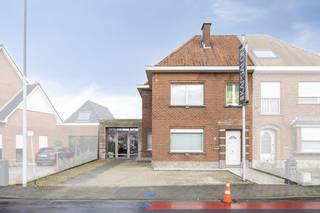 Deze woning met commerciële ruimte is vlot bereikbaar gelegen in de Izegemsestraat 70 te Lendelede. Het kapsalon beschikt over privatieve parking...