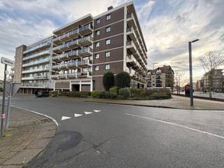 À louer à l’année : agréable et lumineux appartement comprenant 3 chambres, 2 salles de bains, une terrasse et une cave, idéalement situé au cœur de Coxyde, à distance de marche des commerces et des transports en commun.<br /><br />Loyer : 950 €/mois<br />Provisions : 150 €/mois (chauffage, eau et charges communes comprises)<br /><br />Un appartement confortable et bien entretenu — parfait pour ceux qui recherchent le calme tout en restant au centre !<br /><br />Pour plus d’informations ou une visite, n’hésitez pas à nous contacter.
