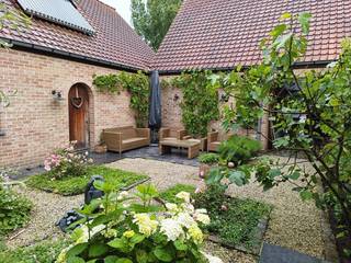 Deze villa is heel mooi rustig gelegen in het landelijke Anzegem en biedt een uitzonderlijke combinatie van héél veel ruimte, comfort en veelzijdigheid. Het eigendom bestaat uit een ruime hoofdwoning, een polyvalente ruimte, een volwaardige kangoeroewoning, garage en diverse bijgebouwen.<br /><br />De hoofdwoning (gerenoveerd in 2003) heeft een bruikbare vloeroppervlakte van maar liefst 246 m² en omvat een inkomhal met op maat gemaakte inbouwkasten, een ruime leefruimte met salon en gashaard, een geïntegreerd bureau met inbouwkasten, vier slaapkamers, een badkamer, , een inkomhal, een grote kwaliteitsvolle keuken met kookeiland (5 pits inductieplaat), steamer Miele, vaatwasser Miele, oven Miele, … afwerking met natuurstenen werkblad en heel veel kastruimte, koele berging, apart toilet (hang WC) , badkamer (gelijkvloers) met dubbele lavabo, ligbad en douche, een aparte wasplaats met technieken (CV Viessman en zonneboiler) en een inpandige garage met elektrische sectionale poort. <br /><br />De kangoeroewoning (nieuwbouw 2006) beschikt over een bruikbare vloeroppervlakte van 204 m² en is ingericht met een slaapkamer, badkamer (met douche, lavabo en toilet), berging, ingerichte keuken, leefruimte, veranda, inpandige garage (recent werd de poort vervangen door raam en 2 toegangsdeuren waardoor het ook perfect als een extra apart bureau kan dienen).<br /><br />Boven de garages en kangoeroewoning bevindt zich een polyvalente ruimte van 66 m², bereikbaar via buitentrap in tropisch hardhout en uitgerust met een kitchenette, twee toiletten met lavabo, ideaal voor praktijk, hobby of kantoor aan huis.<br /><br />Verder is er een bijgebouw in perfecte staat (o.a. met recent schrijnwerk, isolatie,…) van ca. 48 m² (momenteel gebruikt als ontspannings- en fitnessruimte), een tuinberging van ca 12 m², een glazen serre van ca 31 m² en een tuinhuis van ca 10 m². <br /><br />Het geheel is gelegen op een ruim perceel van 2.076 m², met een terras van 110 m² en 285 m² aan oprit- en parkeerruimte.<br /><br />https://youtu.be/_lU1ntJgXJo<br />