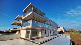 <strong>Appartement 0.03 – Ruim gelijkvloers appartement met tuin in Klaverstuk 24</strong><br /><br />Bent u op zoek naar een ruime en instapklare woonoplossing met een grote tuin?<br />Appartement 0.03 in het nieuwbouwproject Klaverstuk 24 biedt een perfecte combinatie van ruimte, comfort en moderne afwerking, ideaal voor gezinnen of wie gewoon wat meer luxe zoekt.
<h4><strong>Kenmerken van appartement 0.03</strong></h4>

<ul>
	<li>* Bewoonbare oppervlakte: 103 m²</li>
	<li>* Inkomhal met praktische vestiaire en apart gastentoilet.</li>
	<li>* 3 ruime slaapkamers, geschikt voor gezinnen, thuiswerk of logeerkamer.</li>
	<li>* 2 badkamers: één met meubel en douche, en één met meubel en bad.</li>
	<li>* Lichtrijke leefruimte met grote ramen en een open, moderne keuken.</li>
	<li>* Wasplaats voor extra opbergruimte en praktisch gemak.</li>
	<li>* Riant terras van 22 m² en een aangelegde tuin van 204 m², ideaal om te genieten van het buitenleven.</li>
	<li>* Inclusief ondergrondse parkeerplaats en fietsenberging.</li>
</ul>

<h4><strong>Hoogwaardige afwerking en duurzaamheid</strong></h4>
Dit appartement is volledig instapklaar en uitgerust met:

<ul>
	<li>* Vloerverwarming voor aangenaam wooncomfort.</li>
	<li>* Een warmtepomp en zonnepanelen voor energiezuinig wonen.</li>
	<li>* Een E-peil van 30, waardoor u vrijstelling geniet van de onroerende voorheffing.</li>
</ul>

<h4><strong>Wonen in het groene Zedelgem</strong></h4>
Gelegen in een rustige en groene omgeving biedt Klaverstuk 24 het beste van twee werelden: een serene woonomgeving en een vlotte bereikbaarheid naar het centrum van Zedelgem, Brugge en omliggende steden.<br /><br />Met de royale binnen- en buitenruimtes is appartement 0.03 de perfecte keuze voor wie modern comfort wil combineren met een ruim gevoel.<br />Neem vandaag nog contact met ons op voor meer informatie of een bezichtiging.<br /><br />Uw nieuwe thuis wacht op u!<br /><br />051 21 11 11 of matias@imfiro.be