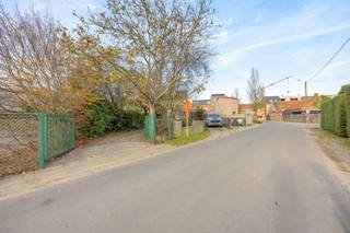 <span><strong>Achter de bescheiden gevel van deze rijwoning schuilt een verrassend ruime en lichtrijke instapklare woning met 4 slaapkamers, 2 badkamers en een kelder van +/-140m². De woning is ook vlot toegankelijk via de Schaggeleweg waar parkeergelegenheid en toegang naar de kelder is.<br /><br />INDELING</strong><br />De inkomhal met apart toilet geeft toegang tot de leefruimte met halfopen keuken, hieruit heb je zicht op de tuin welke ook voorzien is van een mooi overdekt terras. De inkom geeft ook toegang tot de kelder. <br /><strong><br /></strong><strong>1 STE VERDIEPING</strong><br />Op deze etage is er een ruime overloop op parket, 1 slaapkamer op parket en 1 badkamer met bad, wastafel en toilet. <br /><br /><strong>2 DE VERDIEPING<br /></strong>Op deze etage zijn er 2 slaapkamers op kurkvloer en een douchekamer voorzien van douche, wastafel en toilet.<br /><br /><strong>ZOLDERVERDIEPING<br /></strong>Deze etage is volledig afgewerkt en voorzien van ingemaakte kasten. <br /><br /><strong>BIJZONDERHEDEN<br /></strong>In de leefruimte zijn er aan alle ramen screens voorzien en is er airco aanwezig. Het raam van de eerste verdieping is van een rolluik voorzien, ook hier is airco, tevens werden er zonnepanelen geïnstalleerd. De elektriciteit is conform!<br /><br /><strong>POSITIEVE ASPECTEN<br /></strong>Zuid georiënteerd<br />Centraal gelegen<br />4 slaapkamers<br />Ruime bewoonbare oppervlakte<br />Grote kelder<br />Zonnepanelen<br />Airco<br /></span>