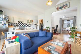 Op een steenworp van de Basiliek van Koekelberg, in een aangename wijk die gewaardeerd wordt om haar levenskwaliteit en de nabijheid van alle voorzieningen, ontdekt u dit mooie appartement van ±72 m² gelegen op de 2de verdieping van een klein gebouw uit 1956 met lage lasten.
Vanaf het eerste moment zult u gecharmeerd zijn door de natuurlijke lichtinval die de leefruimtes overspoelt. De woonkamer van ±29 m² biedt een warme en gezellige sfeer, ideaal om gasten te ontvangen of te genieten van het dagelijkse leven in alle comfort. De uitgeruste keuken sluit harmonieus aan op het geheel en voldoet perfect aan de behoeften van modern wonen.
Het appartement beschikt over een ruime slaapkamer van ±17,5 m² en een bijkomende ruimte van ±12 m² die kan worden ingericht als bureau, dressing of logeerkamer, afhankelijk van uw wensen. Een functionele douchekamer vervolledigt het nachtgedeelte. Een aangenaam terras van ±3 m² biedt bovendien een rustige buitenruimte.
Een extra troef van dit pand zijn de vier privatieve kelders, die tal van opbergmogelijkheden bieden.
EPC: E (47 kg CO₂/m²/jaar). Verhuurverplichting te respecteren.
Een kans die u niet mag missen!