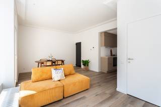 Locatie<br /><br />Dit volledig gerenoveerd appartement is gelegen in een centrale locatie in Antwerpen-Noord waar buurtwinkels, supermarkten, gezellige horecazaken en dagelijkse voorzieningen zich op wandelafstand bevinden. Voor wie houdt van groen en ontspanning ligt Park Spoor Noord op slechts enkele minuten wandelen. Ook het Centraal Station bevindt zich vlakbij, terwijl tram-, bus- en Velo-stations zorgen voor een uitstekende verbinding met de rest van de stad. <br /><br />Beschrijving<br /><br />Gelegen op de tweede verdieping van een verzorgd gebouw met slechts zes appartementen, geniet dit instapklaar appartement van een aangename lichtinval en een modern karakter. Bij het binnenkomen komt u terecht in de lichtrijke leefruimte, waar voldoende plaats is voorzien voor zowel een zithoek als een gezellige eethoek. De tijdloze keuken is voorzien van een oven en vaatwasser en biedt rechtstreeks toegang tot het terras aan de achterzijde van het gebouw. Via de nachthal bereikt u een afzonderlijk gastentoilet, een verzorgde betegelde badkamer en twee slaapkamers die eveneens aan de achterzijde gelegen zijn. Een privatieve kelderberging vervolledigt het geheel.<br /><br />Belangrijkste kenmerken:<br />- Gerenoveerd<br />- Alle meters individueel<br />- Privatieve kelderberging<br />- Energiezuinig (EPC-label B)<br />- Elektrische installatie conform<br />- Asbestveilig<br /><br />Verplichte vermeldingen<br />EPC: 149 kWh/m² <br />P-score: D & G-score: D<br />Stedenbouw: in aanvraag