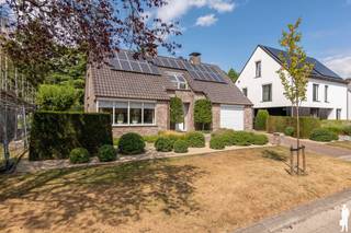 <strong>Vrijstaande woning met 3 slaapkamers en prachtig aangelegde tuin in Hoogstraten!</strong><br /><br />Op een rustige en residentiële toplocatie in Hoogstraten, gelegen in een doodlopende en bijzonder <strong>kindvriendelijke straat</strong>, vinden we deze ruime en vrijstaande woning met een uitstekende combinatie van comfort, duurzaamheid en woonkwaliteit.<br />De woning beschikt over een bewoonbare oppervlakte van maar liefst 281 m² en staat op een mooi perceel van 788 m², in de directe omgeving van het centrum Hoogstraten.<br />Bij het binnenkomen valt meteen de <strong>verzorgde en kwalitatieve afwerking </strong>op. De woning werd ingericht met oog voor duurzaamheid, comfort en energiezuinig wonen. De vernieuwde keuken voorzien van o.a. wijnkoeler, hogedruk stoomoven, combi-oven/magnetron, combi stoomoven, vaatwasser en koelkast (allen Miele) alsook Quooker, Bora inductie kookplaat met afzuiging naar kruipruimte vormt een moderne en praktische leefruimte en sluit mooi aan bij de ruime eethoek en zithoek op gerenoveerde visgraatparket en gashaard M-Design Interra. Badkamer met stoomdouche.<br />Met 3 slaapkamers en bureau biedt de woning volop mogelijkheden voor een gezin, thuiswerk of een hobbyruimte. De aangename leefruimtes zorgen voor een mooie verbinding tussen wonen en genieten, terwijl de kwalitatieve materialen en duurzame afwerking bijdragen aan het hedendaagse wooncomfort.<br />Ook buiten is het volop genieten. Dankzij de vrijstaande ligging geniet u rondom van ruimte, privacy en een aangename groene omgeving. De knap aangelegde en smaakvol ingerichte tuin, is een ideale plek voor kinderen om te spelen, voor gezellige zomerse momenten met familie en vrienden of simpelweg om te ontspannen.<br /><br /><strong>Troeven op een rij:</strong><br />• Vrijstaande woning op een perceel van 788 m²<br />• Maar liefst 281 m² bewoonbare oppervlakte<br />• Overkapping: aansluitend aan woning en terras<br />• 3 slaapkamers<br />• Gelegen in een doodlopende, rustige en residentiële straat<br />• Bijzonder kindvriendelijke omgeving<br />• Energiezuinig wonen<br />• Duurzame en kwalitatieve afwerking<br />• Vernieuwde keuken en wasplaats<br />• Knap aangelegde en ingerichte tuin<br />• Veel ruimte, privacy en wooncomfort<br />• Airco's in keuken/leefruimte, bureel en 2 slaapkamers<br />• Elektrische bediening van rolluiken, screen zonnewering en optrekgordijnen keuken<br />• Alarminstallatie + binnen- en buitencamera's<br /><br /><br /><strong>Een ideale gezinswoning</strong> voor wie op zoek is naar ruimte, rust en kwaliteit, bereikbaarheid en hedendaags wooncomfort, om vandaag én morgen volop van te genieten.”
