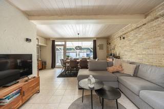 Gezellige en instapklare woning met 3 slaapkamers, garage en onderhoudsvriendelijke tuin in Berendrecht.
Op een rustige en aangename ligging in de Kommershoek te Berendrecht bevindt zich deze gezellige woning. Dankzij de praktische indeling, drie volwaardige slaapkamers en een gunstig EPC-label C is deze woning ideaal voor gezinnen of koppels die op zoek zijn naar een comfortabele thuis.
Via de inkomhal met gastentoilet betreedt u de woning. De lichtrijke leefruimte beschikt over een gezellige zit- en eethoek. Aansluitend bevindt zich de geïnstalleerde keuken, voorzien van alle nodige toestellen. Op de eerste verdieping vindt u een badkamer met douche, lavabomeubel en 2e toilet. Daarnaast beschikt de woning over drie volwaardige slaapkamers. Buiten geniet u van een onderhoudsvriendelijke tuin met een overdekt terras en een praktische tuinberging/atelier. Achteraan het perceel bevindt zich de garage en de achteringang. Verder beschikt de woning over een conforme elektriciteitskeuring en een blanco asbestattest! Voor meer info of een bezichtiging: lauren@vastgoed03.be - 03/568.03.03