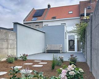 <p>Energiezuinige woning op een centrale locatie bestaande uit een inkomhal met afzonderlijk toilet, gezellige woonkamer, ruime uitgeruste keuken met eetplaats, ingerichte badkamer (inloopdouche, lavabomeubel + aansluiting wasmachine), technische ruimte en een aangelegde zongerichte tuin met een terras en tuinberging. Op het verdiep zijn 2 slaapkamers en een vaste trap naar de tweede verdieping die afgewerkt is met een ruime 3<sup>de</sup> slaapkamer + sanitaire voorzieningen en een luik naar de geïsoleerde bergzolder.</p>
<p></p>
<p>Extra troeven:</p>
<ul>
<li>Energiezuinig</li>
<li>Voorzien van airco</li>
<li>Ventilatiesysteem</li>
<li>Conforme keuring elektriciteit</li>
<li>Parkeergelegenheid voor de woning</li>
<li>In de nabijheid van scholen, winkels en openbaar vervoer</li>
<li>Instapklaar en volledig gerenoveerd</li>
</ul>
<p></p>
<p>Deze woning is te koop ZONDER makelaar via het concept van Smart Houses! Verdere inlichtingen of bezoek? Contacteer rechtstreeks de eigenaar via <span>+32479653376</span></p>