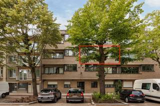 Op een centrale en gegeerde locatie in Borgerhout vinden we dit 2 slpk appartement met terras en kelderberging.<br /><br />Bekijk alvast de attesten via de Wellimmo-site (documenten).<br /><br /><strong>Ligging:</strong><br />Dit ruime appartement van 109 m² is gelegen aan de Arthur Mathyslaan in Borgerhout, op een centrale en gegeerde locatie. In de directe omgeving vindt u tal van winkels, supermarkten, scholen, horecazaken en openbaar vervoer. Dankzij de vlotte verbinding met belangrijke invalswegen, het stadscentrum van Antwerpen en diverse fietsverbindingen geniet u hier van een uitstekende bereikbaarheid. <br /><br /><strong>Indeling:</strong><br />Via de ruime inkomhal bereikt u alle vertrekken van het appartement. De grote en lichtrijke woonkamer geniet van veel natuurlijke lichtinval en biedt toegang tot een klein terras aan de voorzijde.<br /><br />De geïnstalleerde keuken is zowel bereikbaar vanuit de woonkamer als vanuit de inkomhal, wat zorgt voor extra comfort en een praktische indeling. Aansluitend aan de keuken bevindt zich een ruime berging met aansluiting voor een wasmachine en extra opbergruimte.<br /><br />Het appartement beschikt over twee volwaardige slaapkamers. Vanuit één van de slaapkamers heeft u toegang tot het ruime, zuidwest-georiënteerde terras van ca. 10 m².<br /><br />Verder is er een badkamer uitgerust met een ligbad en een lavabo verwerkt in een ingebouwde kast. Het toilet bevindt zich apart en is voorzien van een handenwasser.<br /><br />Daarnaast beschikt het appartement over een privatieve kelderberging.<br /><br /><strong>Troeven:</strong>
<ul>
	<li>2 slaapkamers</li>
	<li>Terras</li>
	<li>Oriëntatie</li>
	<li>Kelderberging</li>
	<li>EPC B</li>
	<li>Ligging</li>
	<li>Asbestvrij</li>
</ul>
<br />Neem contact op voor een bezichtiging via 0483 51 30 01 of mail naar ruzanna@wellimmo.net.