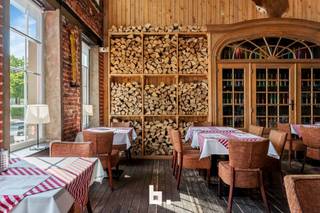 Bent u op zoek naar een unieke opportuniteit in de horecasector? Dan is deze bloeiende horecazaak, dé kans bij uitstek. Strategisch gelegen in het centrum van Kortrijk en jarenlang uitgebaat met passie en vakmanschap, staat deze zaak nu klaar voor een nieuwe ondernemer.<br /><br />Wat maakt deze overname zo interessant?<br />✔ Volledig operationeel: draaiende zaak met uitstekende reputatie en vaste klantenkring<br />✔ Ruime capaciteit: binnen 140 zitplaatsen, ideaal voor grotere groepen of events<br />✔ Uitgebreide oppervlakte: 446m² bruikbare ruimte, flexibel in te delen naar eigen concept<br />✔ Zonnig terras, waar het uiterst aangenaam vertoeven is<br />✔ TOPlocatie: goed zichtbare ligging op een drukke verbindingsas in Kortrijk<br />✔ Stijlvolle inrichting: warme, eigentijdse sfeer – instapklaar zonder grote renovaties<br /><br />Het restaurant is op vandaag een gevestigde naam en waarde, maar biedt tegelijk volop ruimte voor een nieuw verhaal. Of u nu droomt van een eigentijdse brasserie, een gastrobar of een andere culinaire invulling – de basis is er en is ijzersterk.<br /><br />Samengevat:<br />Een unieke horecazaak met bewezen succes, klaar voor onmiddellijke overname. Ideaal voor ambitieuze starters of ervaren horecaondernemers die willen groeien.<br /><br />Geïnteresseerd?<br />Aarzel niet om contact op te nemen voor een bezichtiging of meer informatie. Laat u verrassen door de mogelijkheden van dit prachtige horecapand in Kortrijk.