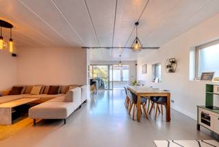 Gelijkvloers appartement van 119m², gelegen in een kleinschalig gebouw met elks een aparte, privatieve toegang.Appartement is energiezuinig (label A)...