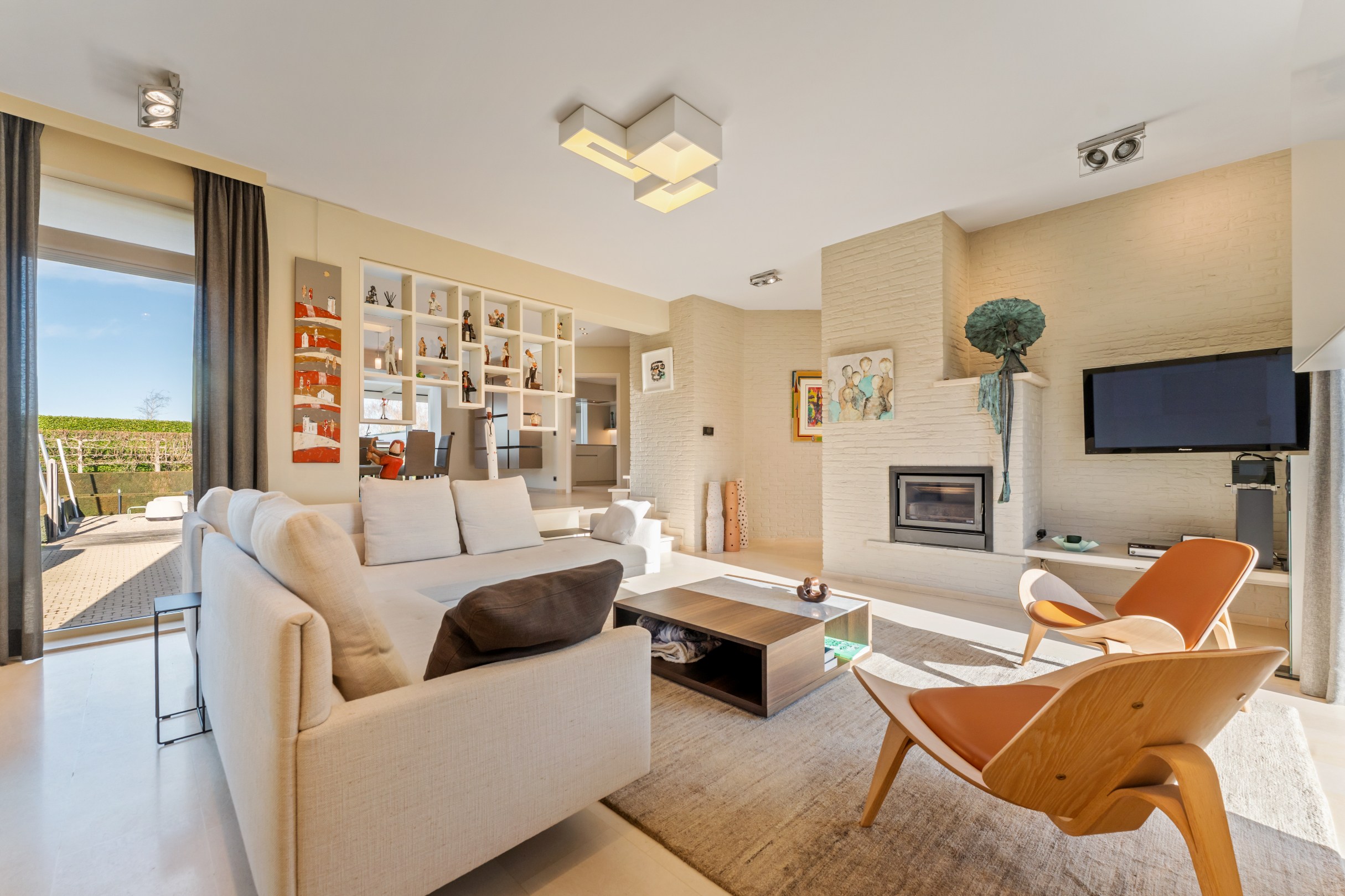 Spacious high-end villa with practice space and beautiful garden. - photo 2