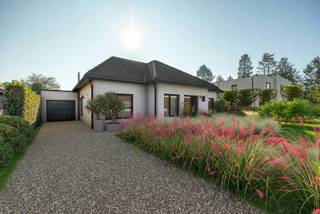 Deze goed onderhouden woning, gelegen aan de Oostmalsesteenweg 97 in Rijkevorsel, biedt een functionele indeling, ideaal voor gezinnen of koppels...