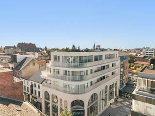 ** sale under the 21% VAT system **<br /><br />Bright penthouse with a view in an absolute prime location in the heart of Hasselt. The high ceilings, generous windows, and abundance of natural light create an exceptional feeling of space. The terrace runs the entire length of the living area and offers a stunning panoramic view over Hasselt.<br /><br />The layout includes a spacious entrance hall with built-in closets and a separate toilet, a generous living area with an open, fully equipped kitchen and dining area, practical storage/laundry room, 2 bedrooms, and a comfortable bathroom with a bathtub and shower. Equipped with several custom-made cabinets including in the bedroom and entrance area. 111 m² gross area (source EPC) EPC A 54<br /><br />A cellar storage is included and the residence has a spacious bicycle storage.<br /><br />Parking is available just a few tens of meters away in the Molenpoort parking at the democratic price of approximately €65/month!<br /><br />Residence The Mill is an exclusive, small-scale residence with only 8 apartments, located on the corner of Demerstraat and Molenpoort. Here you live in the midst of the bustling city life, within walking distance of the Grote Markt, Kanaalkom, shops, and culinary hotspots.<br /><br />The Mill - exclusive penthouse living with light, space, and an exceptional view over Hasselt.