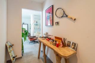 Zéér ruim, recent en energiezuinig loft-appartement met 2 slaapkamers en groot zongericht overdekt terras, in het centrum van Halle op...