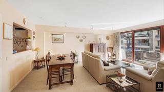 <p>Appartement (92 m²) avec vue latérale sur mer, idéalement situé avenue des Hirondelles à Albertstrand, avec possibilité d’acquérir un emplacement de parking dans l’immeuble.</p>
<p>Disposition : hall d’entrée, spacieux séjour avec loggia donnant sur la terrasse, cuisine entièrement équipée et débarras avec raccordement pour machine à laver. Deux chambres à coucher complètes, dont une avec salle de bains et une avec salle de douche. Terrasses à l’avant et à l’arrière. Possibilité d’aménager un troisième chambre.</p>
<p>Local à vélos et cave privative. Parking au rez-de-chaussée à l’arrière (moitié d’un box double) au prix de 50.000 €.</p>