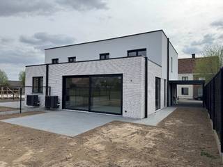 <span><strong><u><span>INDELING:</span></u></strong></span>
<ul>
	<li><span>inkomhall met gastentoilet</span></li>
	<li><span>bureel</span></li>
	<li><span>grote leefruimte met keukenhoek </span></li>
	<li><span>ruime berg-/wasplaats</span></li>
	<li><span>3 ruime slaapkamers</span></li>
	<li><span>grote badkamer met ligbad, inloopdouche, dubbele lavabo</span></li>
	<li><span>apart 2e toilet</span></li>
	<li><span>omheinde tuin met terras en oprit met carport</span></li>
</ul>
<span><u><span>=> bewoonbare oppervlakte 172m²</span></u><br /><br /><strong><u><span>AFWERKING:</span></u></strong></span><br /><span><span>De woning is volledig afgewerkt; keuken, badkamer, vloeren, ...</span></span><br /><span><span>Focus op duurzaamheid : de woningen zijn ontworpen met oog voor de toekomst.<br />Ze zijn uitgerust met een lucht-water warmtepomp, wat zorgt voor een energiezuinige en aangename vloerverwarming en koeling van je woning.<br />Deze duurzame technologie draagt bij aan een lager energieverbruik, wat zowel goed is voor het milieu als voor je energiekosten.<br />Geniet van een lage energiefactuur door een duurzame oplossing voor verwarming. </span></span><br /><span><span>BEN-woning - E-peil : 30</span></span><br /><span><span>- 12 zonnepanelen van 475W met individuele omvormer voor eigen opbrengst;</span></span><br /><span><span>- ventilatiesysteem C </span></span><br /><span><span>- stads- en regenwater (7.500 liter)</span></span><br /><span><span>- omheinde tuin met terras achteraan + oprit en carport 17m² (verhard met kiezel/dolomiet)</span><br /><br /><strong><u><span>LIGGING</span></u></strong><u><span>:</span></u></span><br /><span><span>In de Guido Gezellestraat woon je in een rustige, residentiele buurt :</span></span><br /><span><span>• Het centrum van Ooigem is vlakbij voor jouw dagelijkse boodschappen en andere faciliteiten, alles binnen een straal van 500m (supermarkt, school, bus, dokter, apotheek, horeca, …);</span></span><br /><span><span>• Vlotte verbindingen naar E17, Waregem, Kortrijk en omliggende steden, perfect voor je werk of vrije tijd;</span></span><br /><span><span>• De Leie en Ooigembos bevinden zich op een boogscheut, voor het maken van een landelijke fiets- of wandeltocht;<br /><br />Vrijblijvend bezoek? Bel mij gerust op 0497/429.446 of via angelo@immo-termote.be</span></span><br /><br /><span> </span>